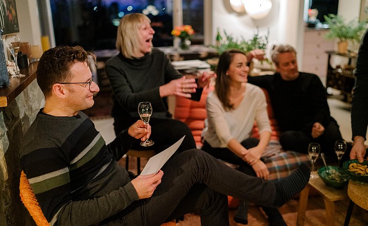 De sfeer blijft erin ook met het vallen van de avond.