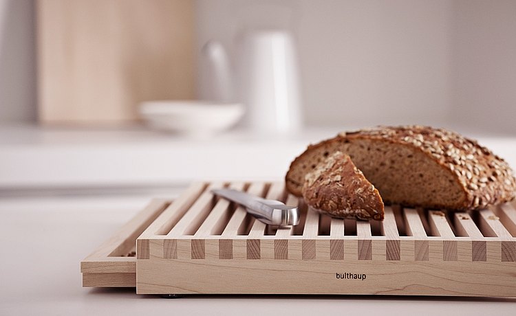 Доска для хлеба с деревянной решеткой и поддоном для крошек