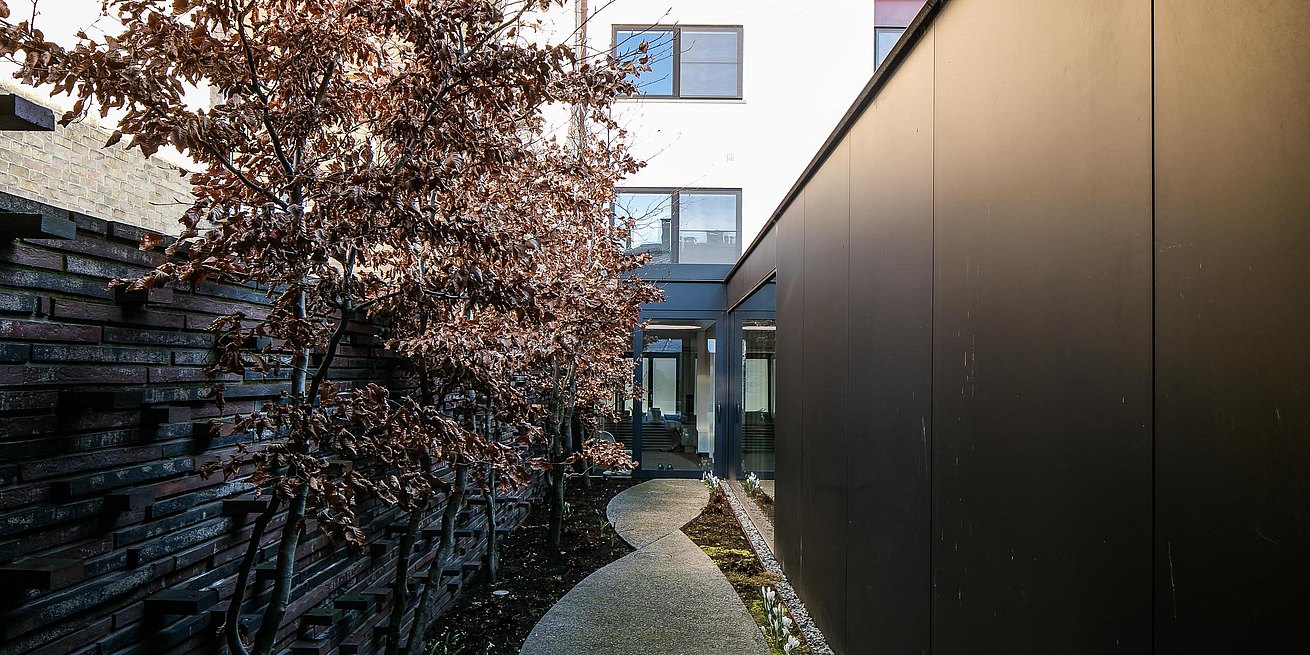 Renovatie van een dokterwoning uit de jaren 60 van de hand van de Brugse architect Arthur Degeyter.