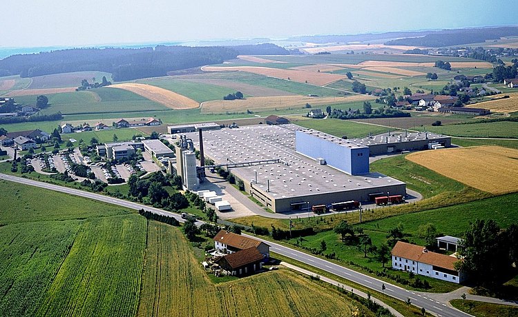 1972: la nueva sede de la empresa desde el aire: grandes naves de producción junto a los edificios con las oficinas