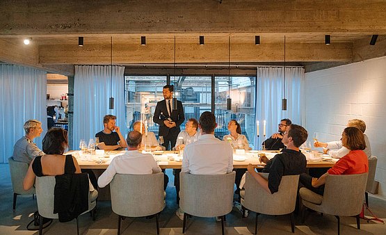 Les membres du jury et les lauréats réunis autour de la table à la table Jane.