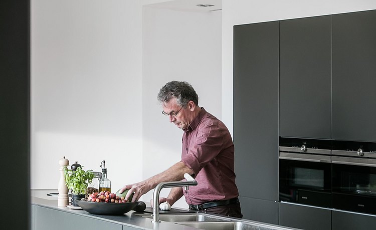 Piet, professor sociologie aan de UGent aan het werk in zijn nieuwe keuken