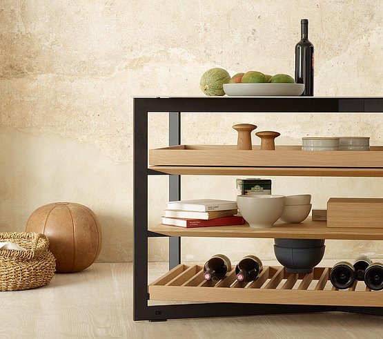Create customized pieces with shelf variants: oak grid, solid oak shelf board and oak pull-out