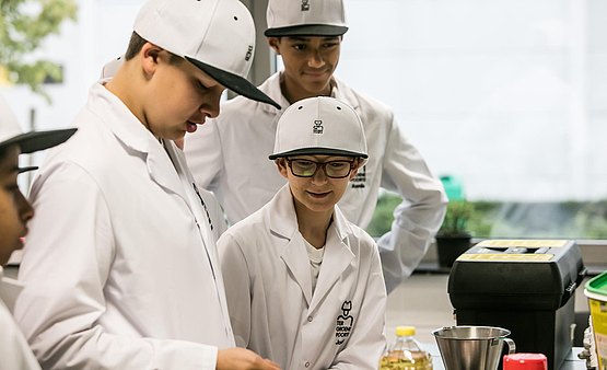 Les jeunes élèves ne reçoivent pas que de la théorie ; ils veulent surtout faire des choses eux-mêmes.