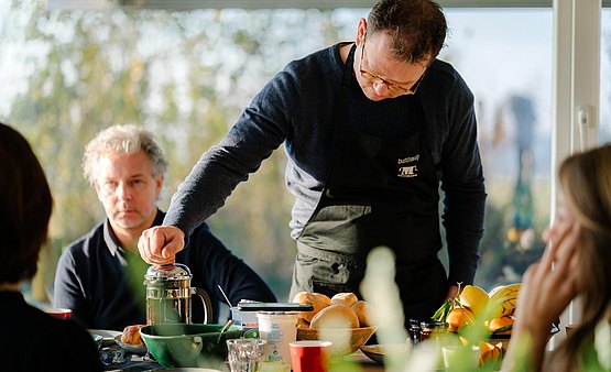 De groep wordt verwend met tal van huisbereide lekkernijen.