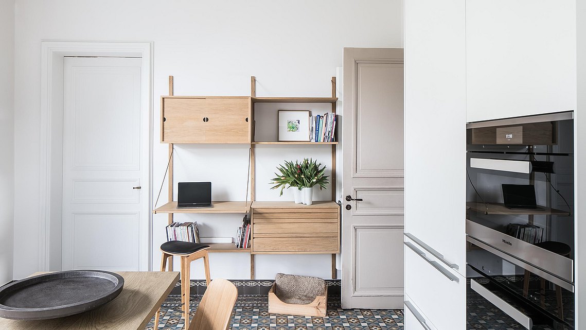 Le petit bureau dans la cuisine incite Alexandra à s'occuper de sa paperasse.