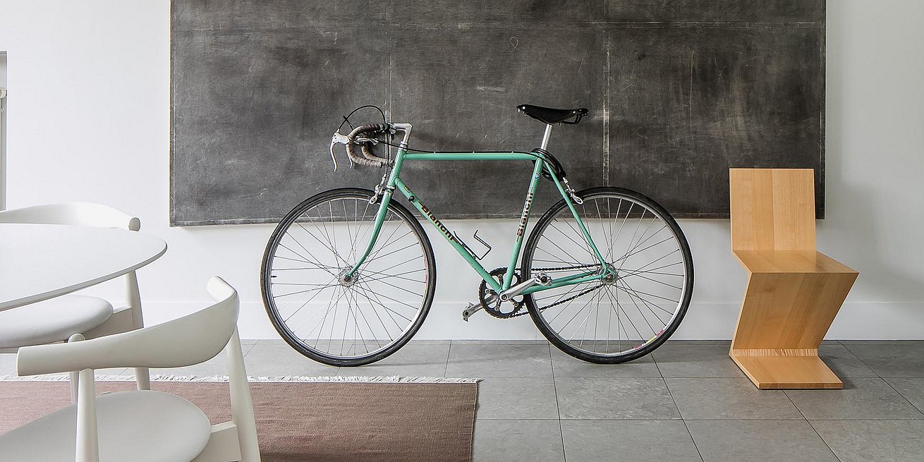 Le vélo de course vintage occupe une place de choix dans la maison.