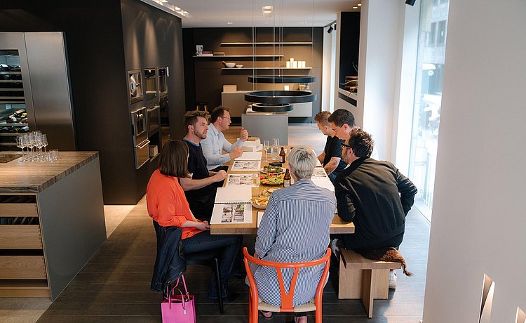 De jury aan het werk in de showroom van bulthaup Ligna Recta.