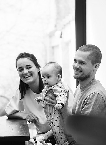 Sofie, Filip en zoontje Lou aan de keukentafel.