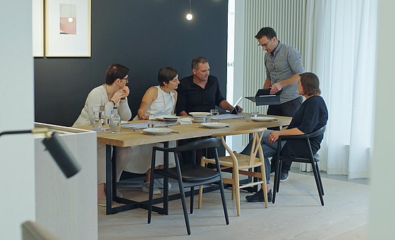 Le team à un rendez-vous dans le showroom.