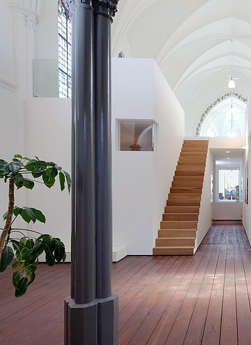 Le salon avec vue sur les voûtes et l'escalier.