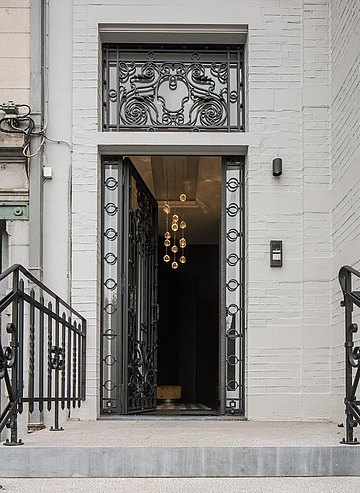 L’entrée imposante a été conservée lors de la rénovation totale de cette maison de maître.