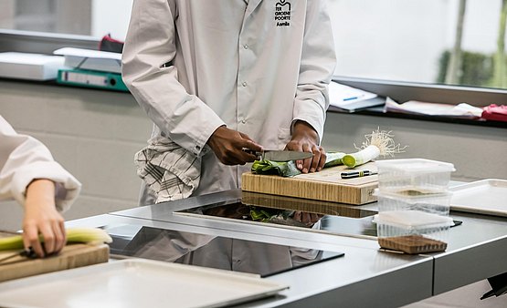 Détail du plan de travail avec surfaces de cuisson intégrées. 