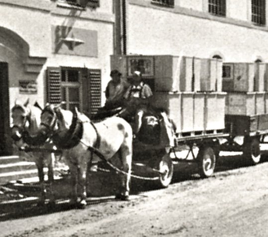 Un coche de caballos transporta aparadores de cocina embalados en cajas 
