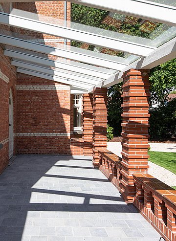 De veranda aan de voorzijde van het huis