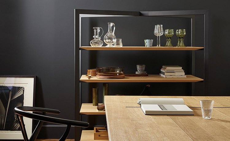 La estantería abierta brinda espacio para la configuración individual del espacio vital