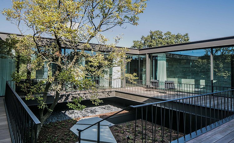 La maison est construite autour d'un patio central.