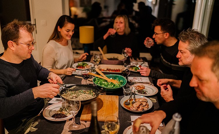 Le repas se déroule dans une ambiance conviviale.