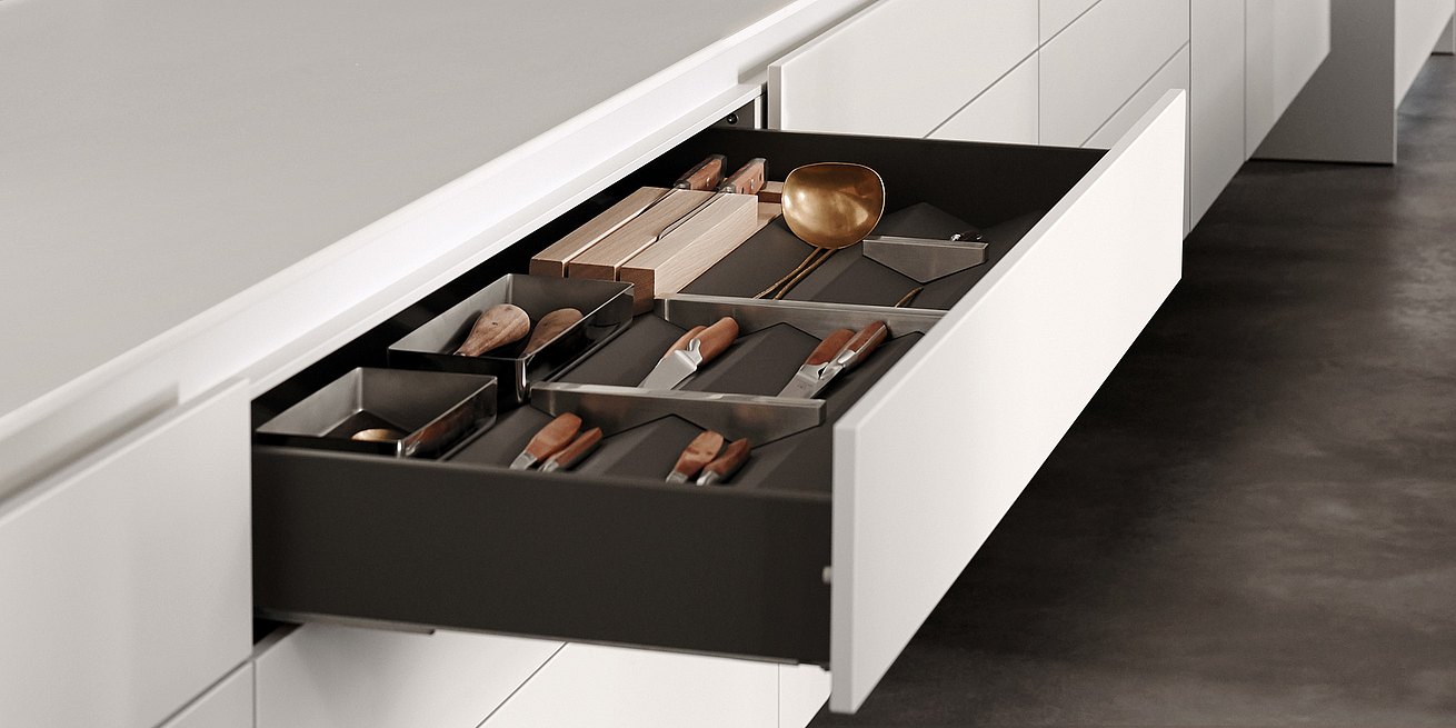 Organizing elements such as prisms make the drawers more structured and efficient