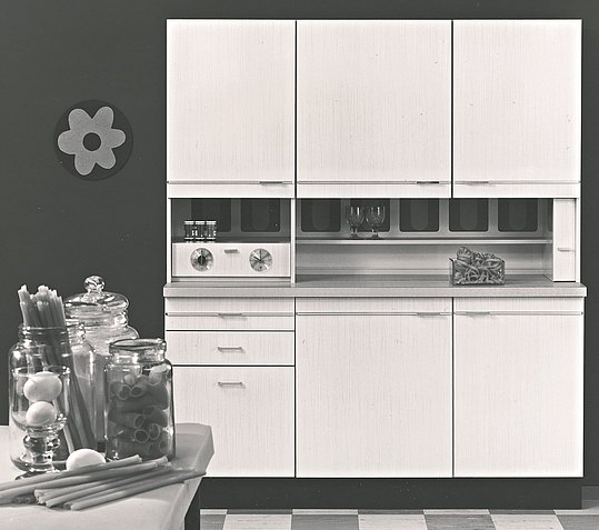 A revolution: the three-part kitchen unit with wall and base cabinets
