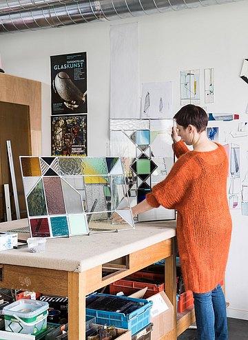 Veerle Verschoren aan het werk in het atelier.