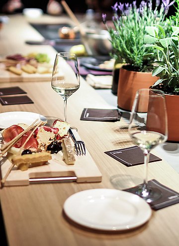 Plaats voor het groeien van kruiden op de tafel.