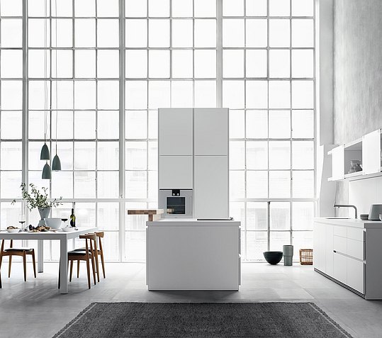 Purism in white. Clear structures of b1 reduce the kitchen to the essentials