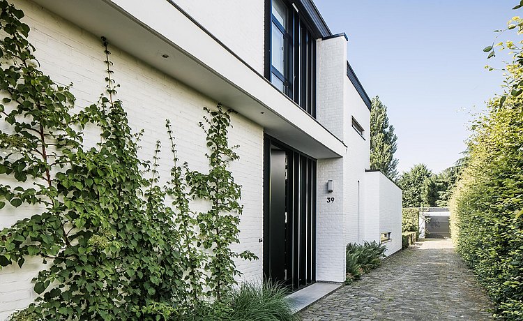 Modernistische jaren '70 woning in het groen.