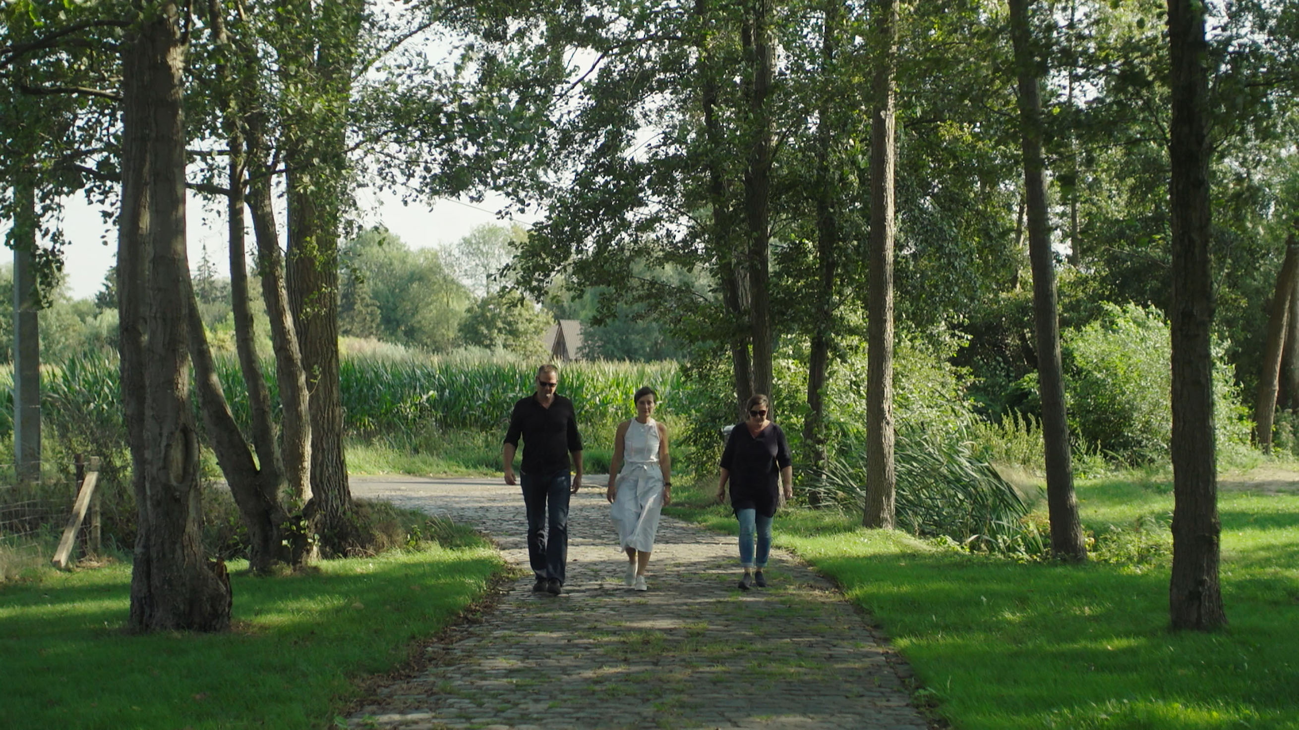 [Translate to International French:] Karel, Mieke en Katrien op wandel in hun geboortestreek.